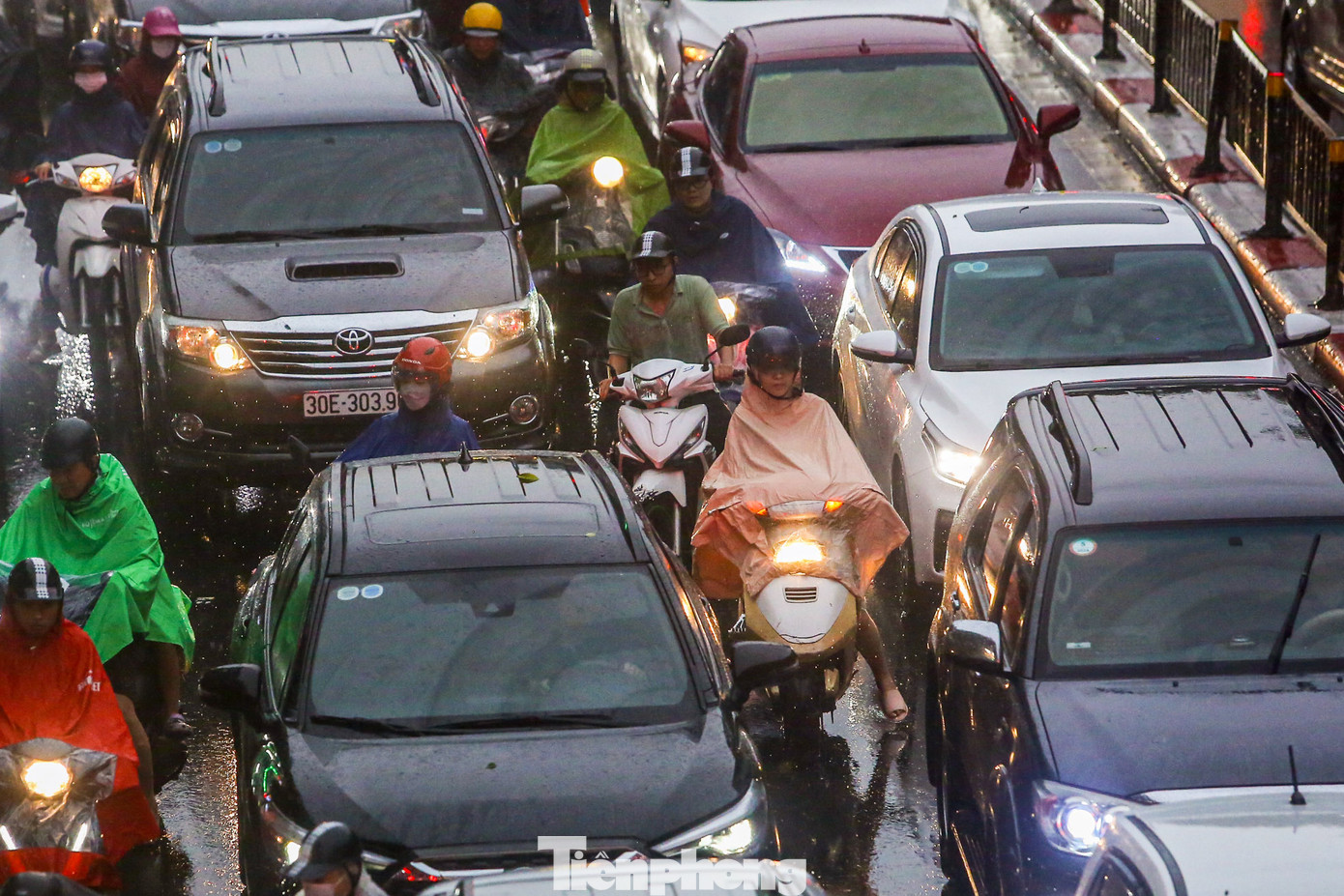 Xe máy mắc kẹt giữa các làn ô tô.