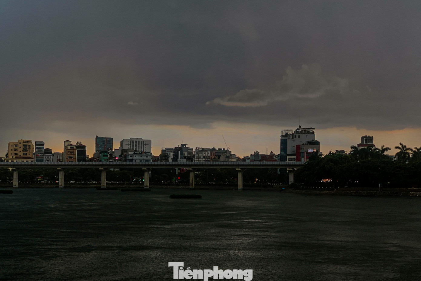 Theo trung tâm dự báo Khí tượng Thủy văn Quốc gia cho biết trong khoảng từ 16h đến 20h tối ngày 5/7, các quận Hà Đông, Nam Từ Liêm, Bắc Từ Liêm, Thanh Xuân, Cầu Giấy sẽ có mưa rào và dông. Vùng mưa dông sẽ tiếp tục phát triển và gây mưa rào và dông sang các quận/huyện khác thuộc thành phố Hà Nội, nhiệt độ trung bình từ 28-37 độ C.