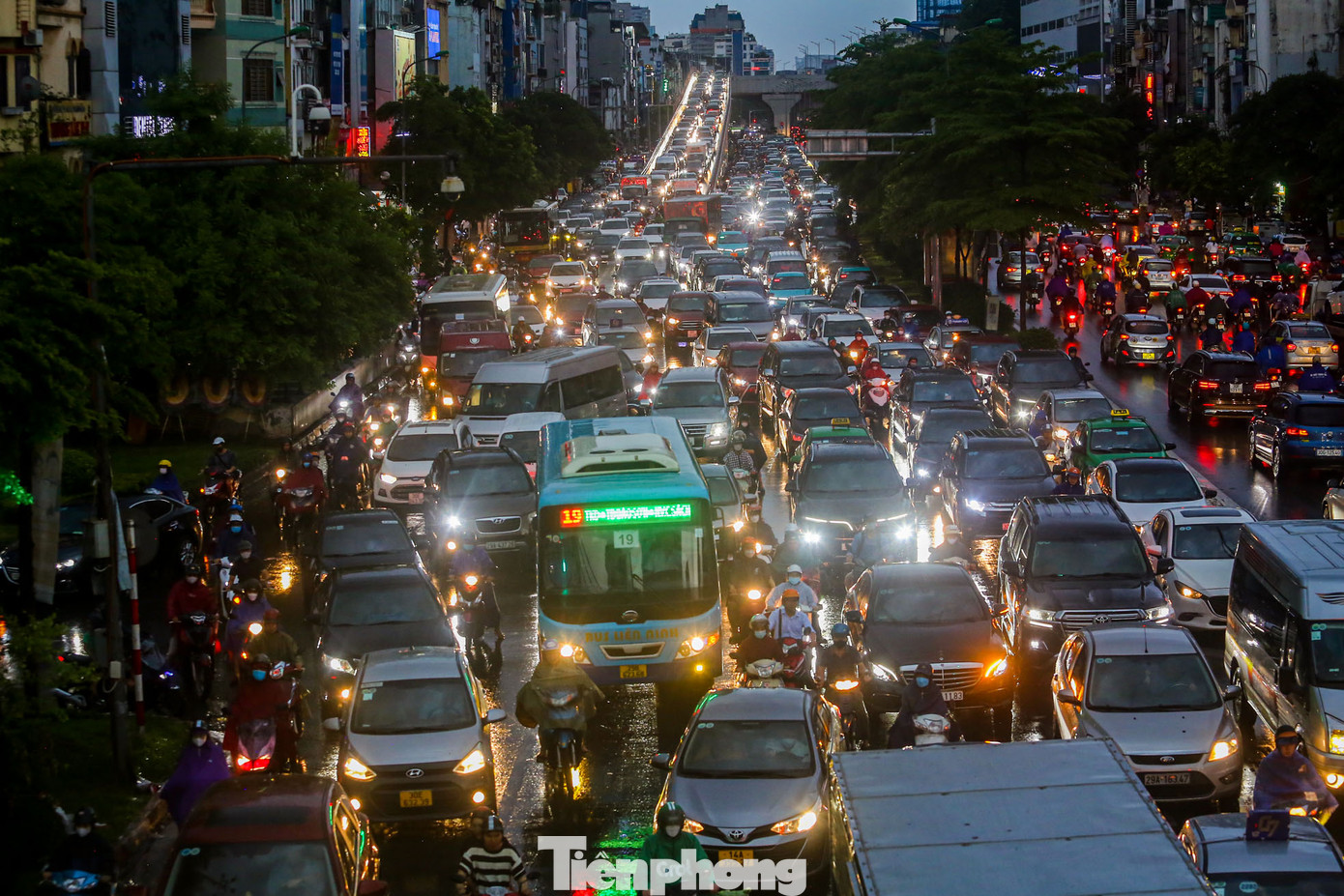 Tuyến đường Trường Chinh rơi vào cảnh tắc nghẽn tương tự.