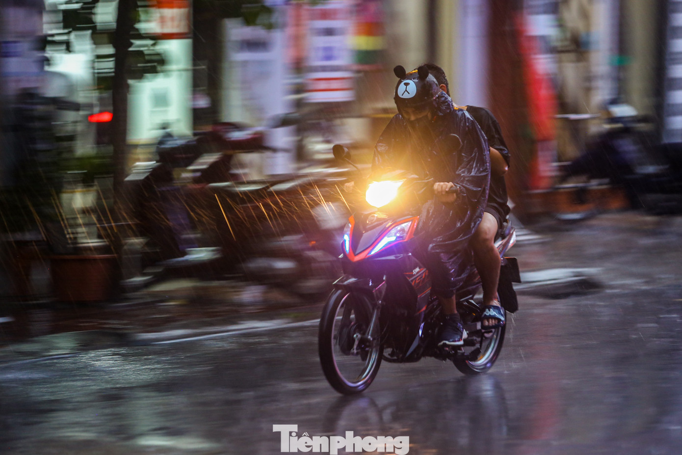 Cơn mưa vào đúng giờ tan tầm.