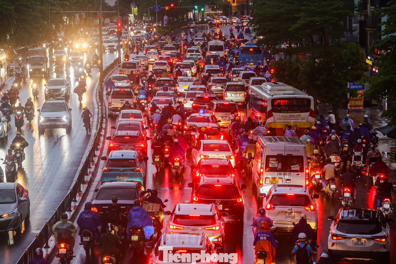 Tuyến đường Tây Sơn, chiều hướng về phía Nam ken đặc các phương tiện.