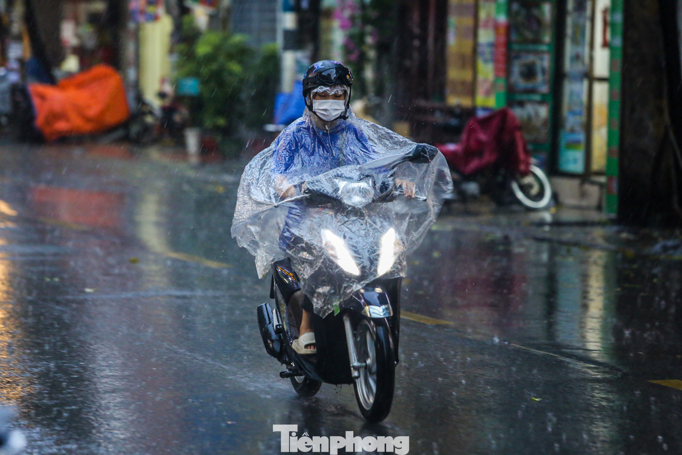 Mưa nặng hạt, các phương tiện đều di chuyển khó khăn.