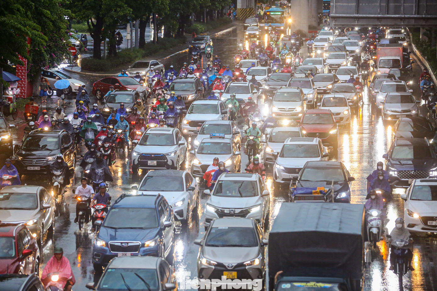 Hình ảnh ghi nhận tại tuyến đường Nguyễn Trãi trong chiều tối nay.