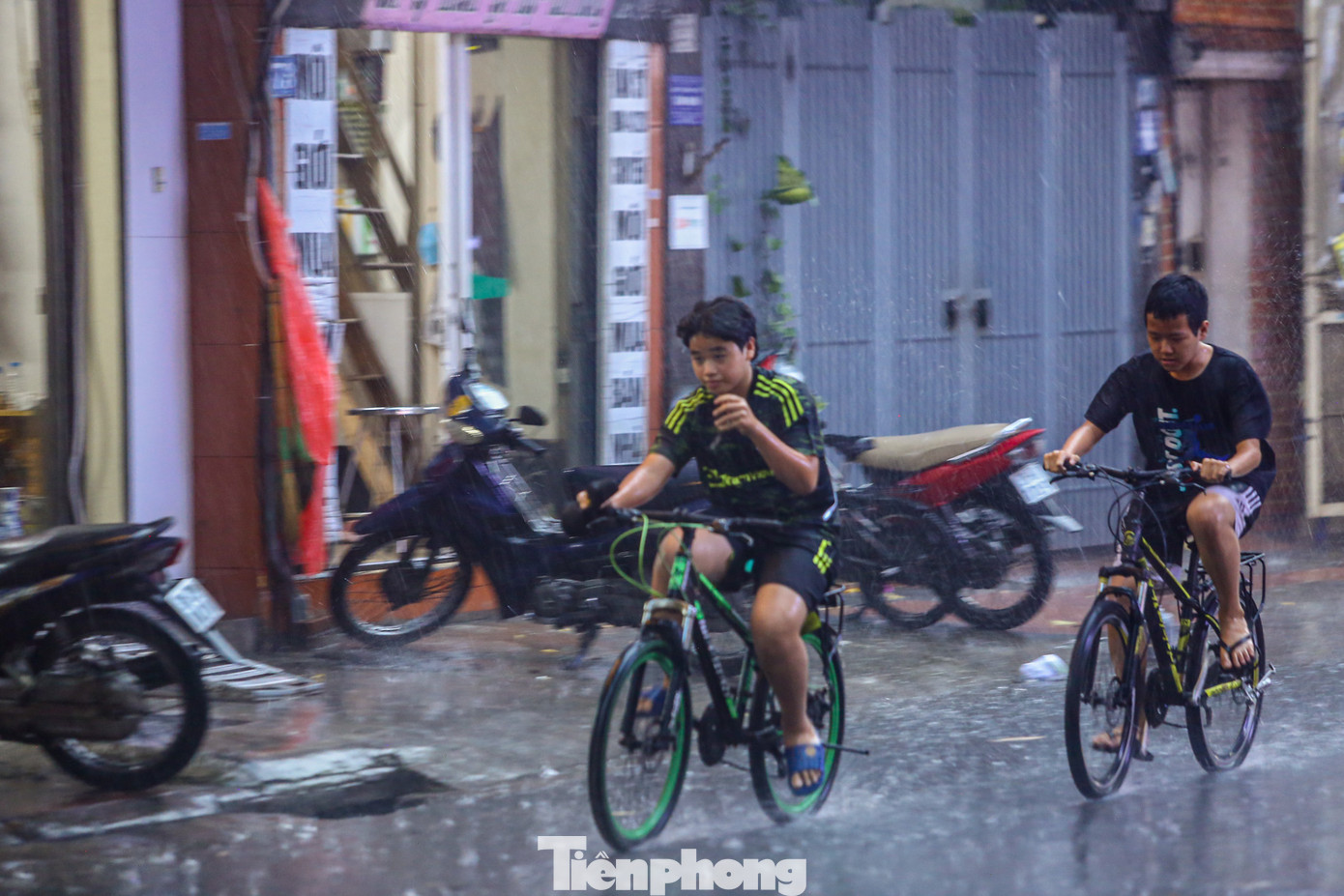 Ngay sau đó, cơn mưa dông kéo đến, nhiều người đi đường không kịp trở tay.