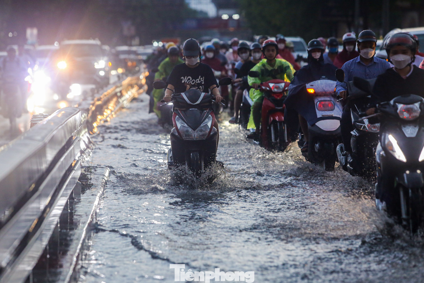 Một số đoạn nhanh chóng ngập úng, trở thành "biển nước".