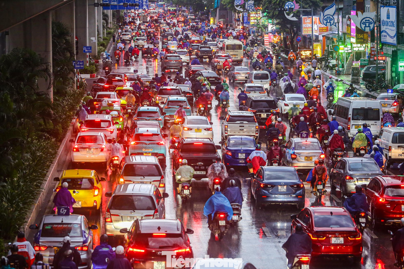 Nhiều tuyến phố như Nguyễn Trãi, Trường Chinh, Láng, Tây Sơn... nhanh chóng rơi vào cảnh tắc đường dưới mưa lớn.