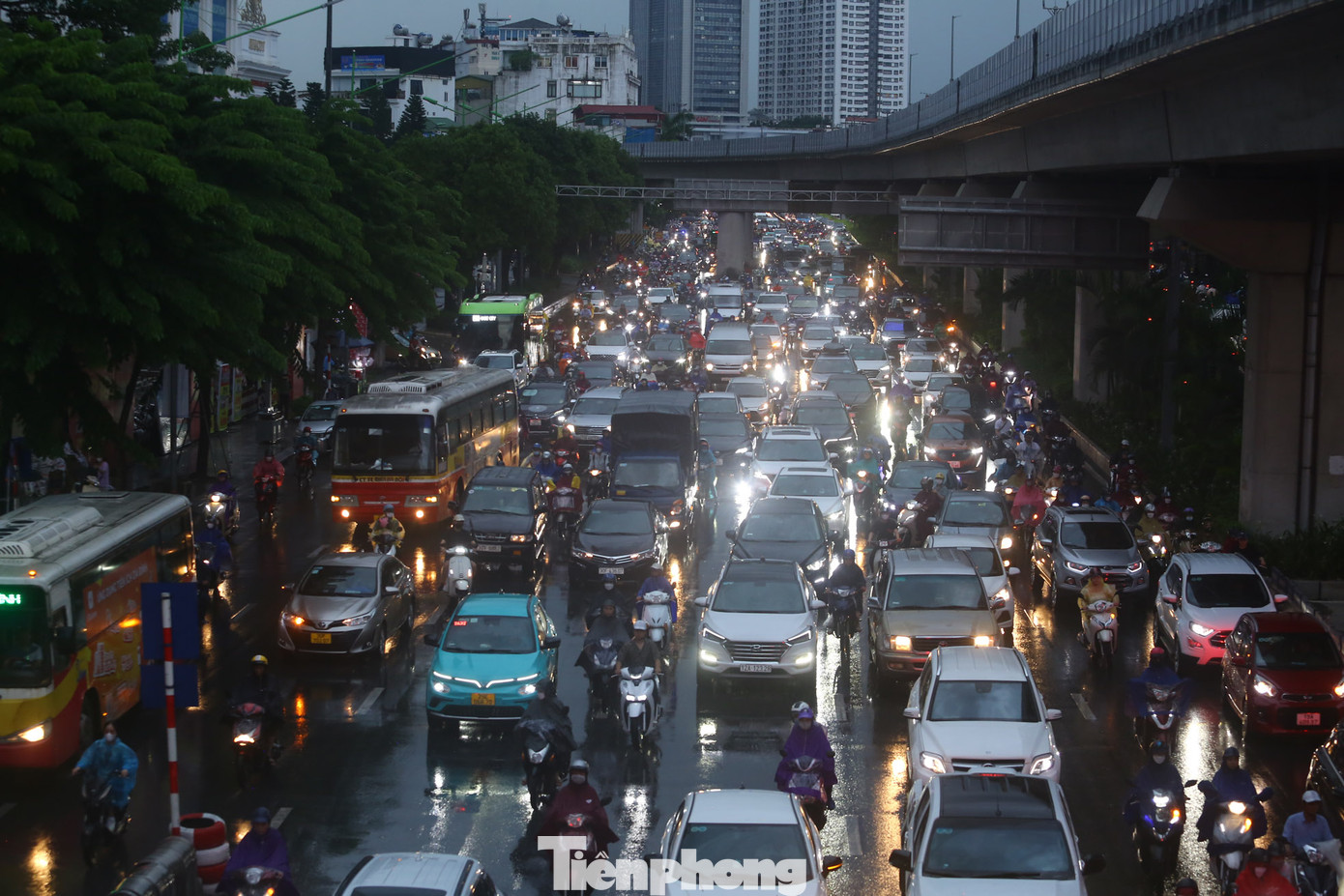 Các phương tiện chỉ có thể nhích từng bước.