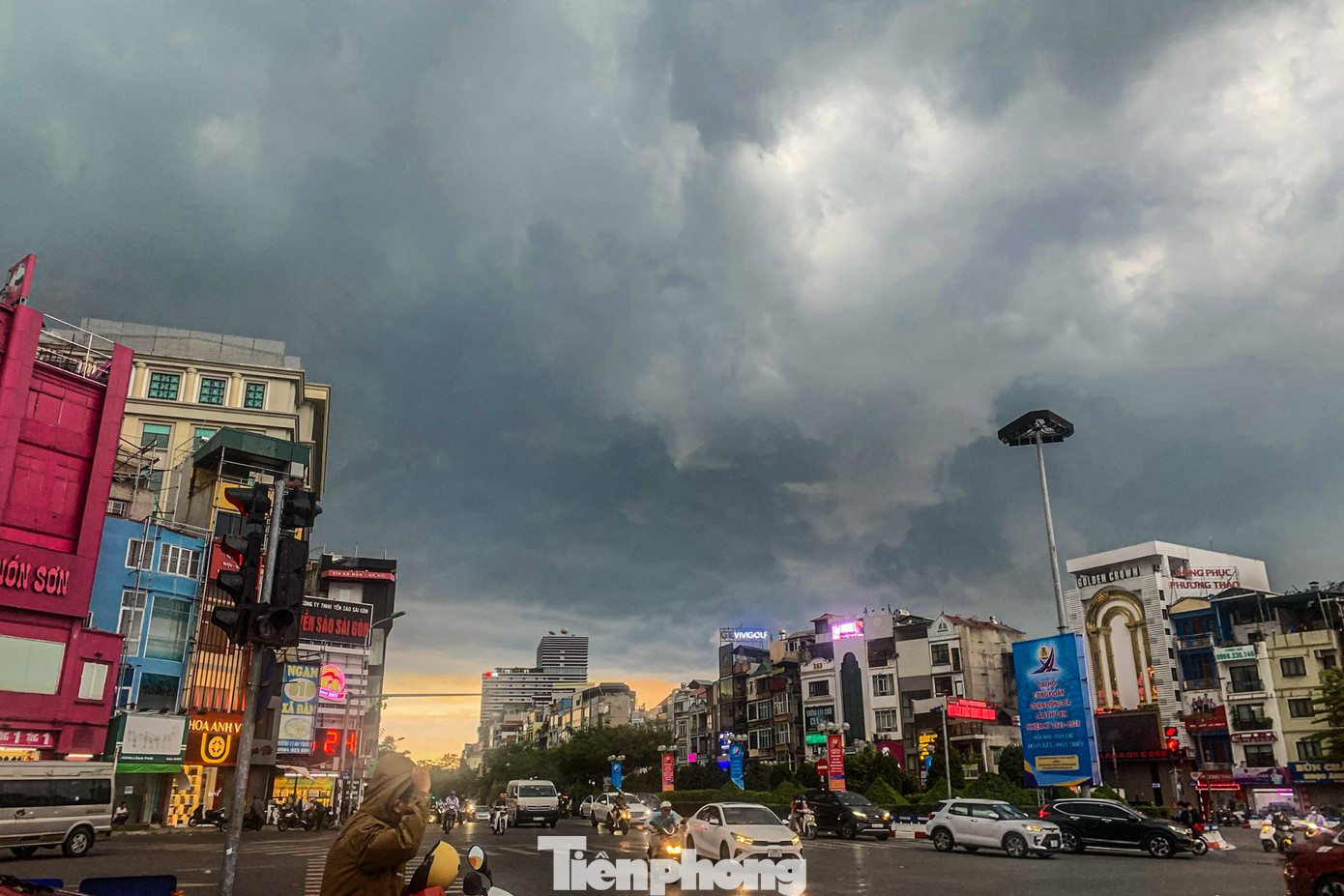Sau những ngày nắng nóng, khoảng 16h30 chiều nay những đám mây đen bắt đầu kéo đến bao trùm bầu trời Hà Nội. Cả bầu trời tối sầm, mây bao phủ một vùng rộng lớn, gió to cũng xuất hiện.