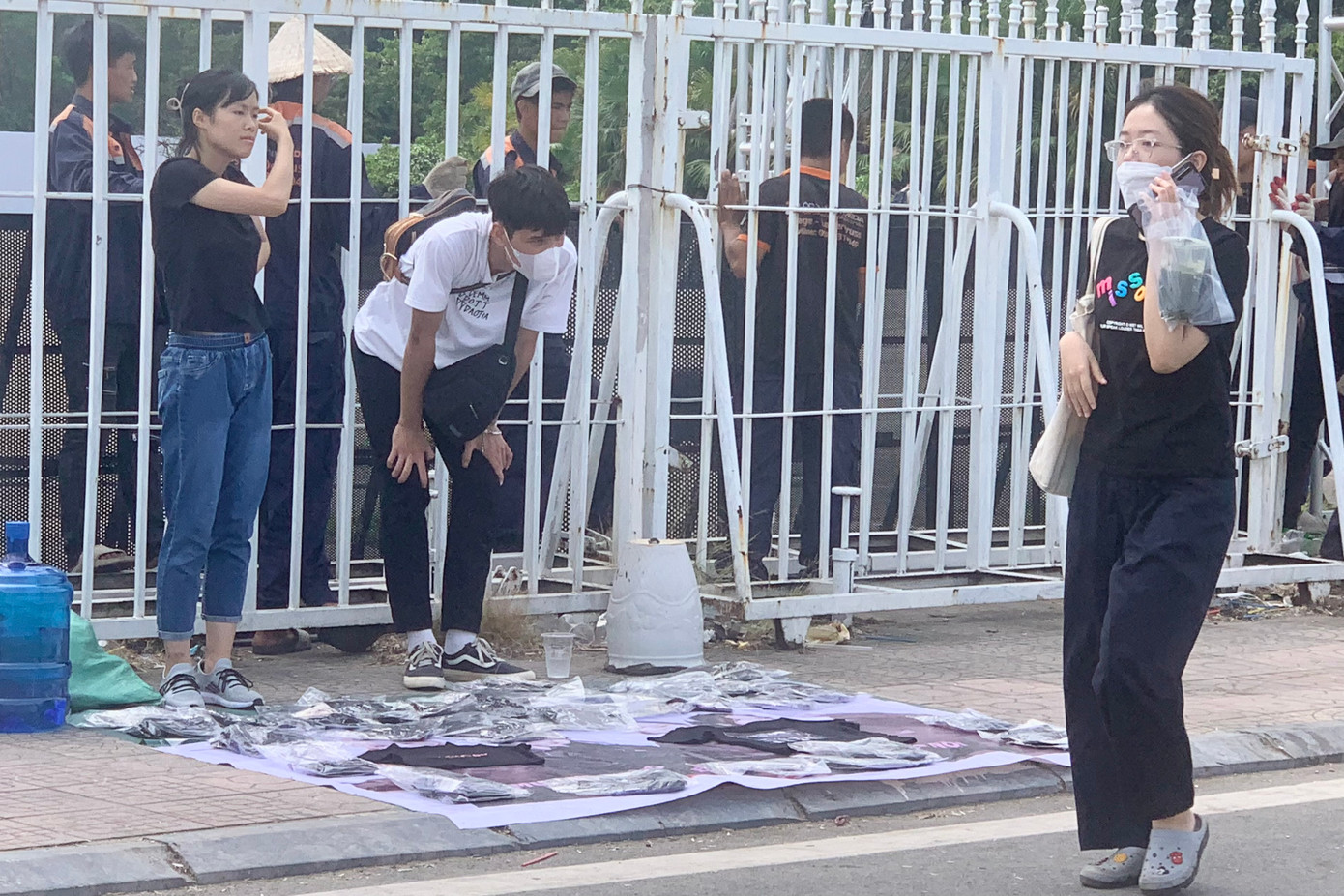 Quầy bán áo in tên, hình nhóm nhạc cũng xuất hiện bên cạnh.