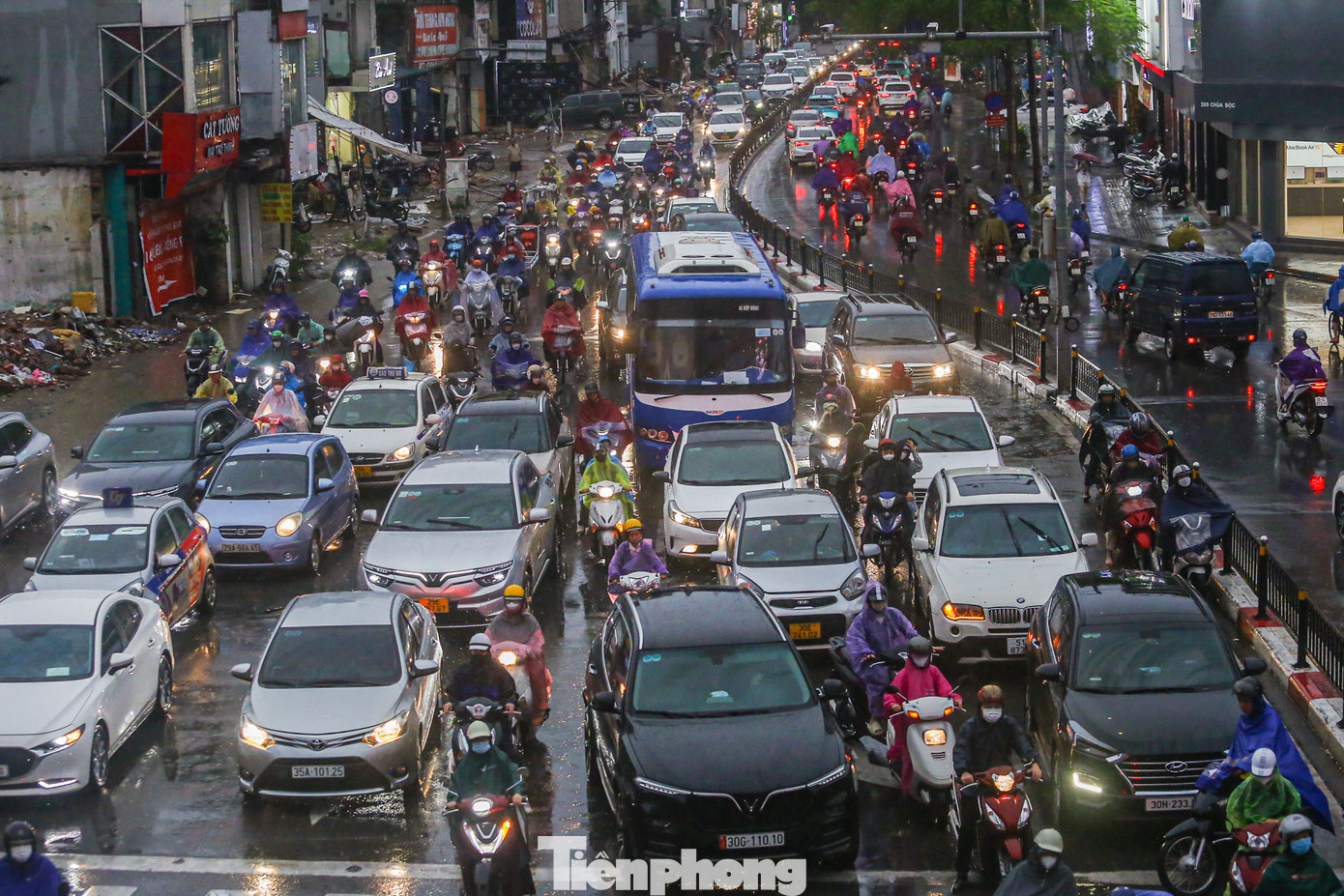 Phố Chùa Bộc chịu cảnh tương tự.