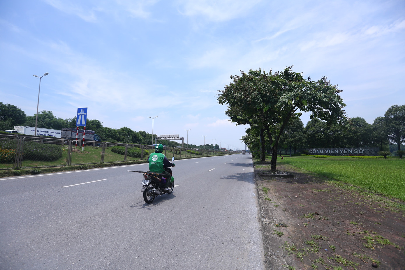 Công viên Yên Sở nằm trên tuyến đường này.