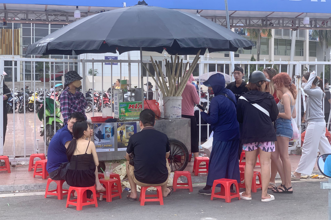 Các quầy hàng đều hoạt động hết công suất.