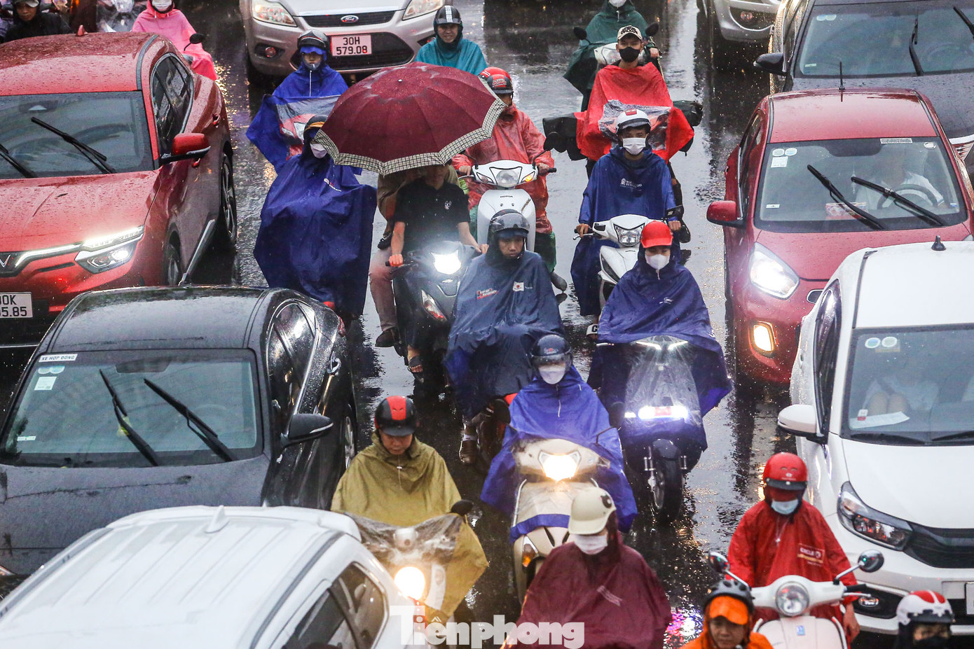 Các phương tiện chỉ có thể di chuyển nhích từng bước.