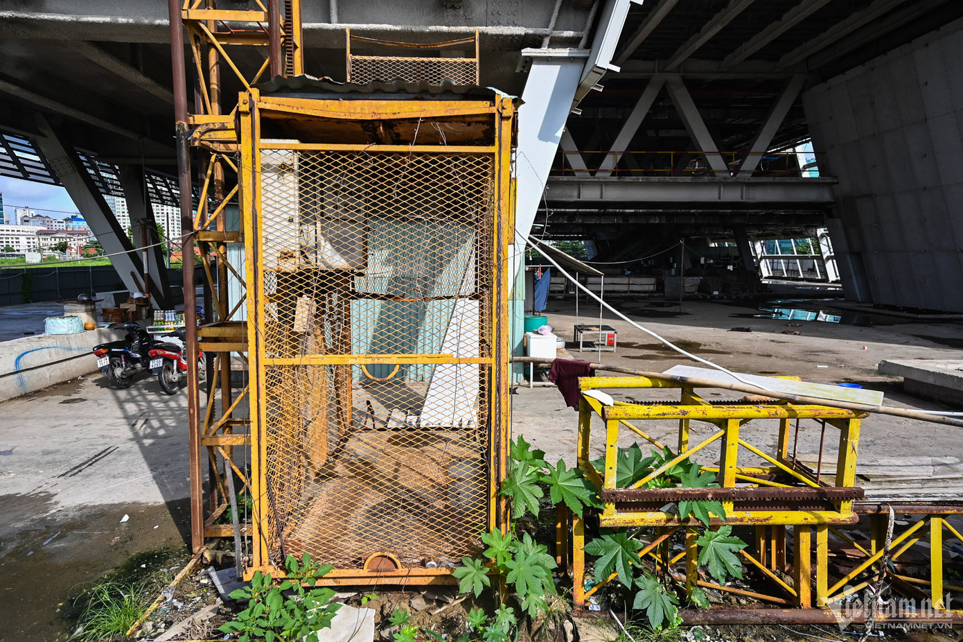 Các máy móc, nhà tạm vẫn để nguyên như 4 năm trước. Nhiều vật liệu xây dựng, ống thông gió ngổn ngang, cạnh đó là hệ thống thang máy chưa được hoàn thiện.