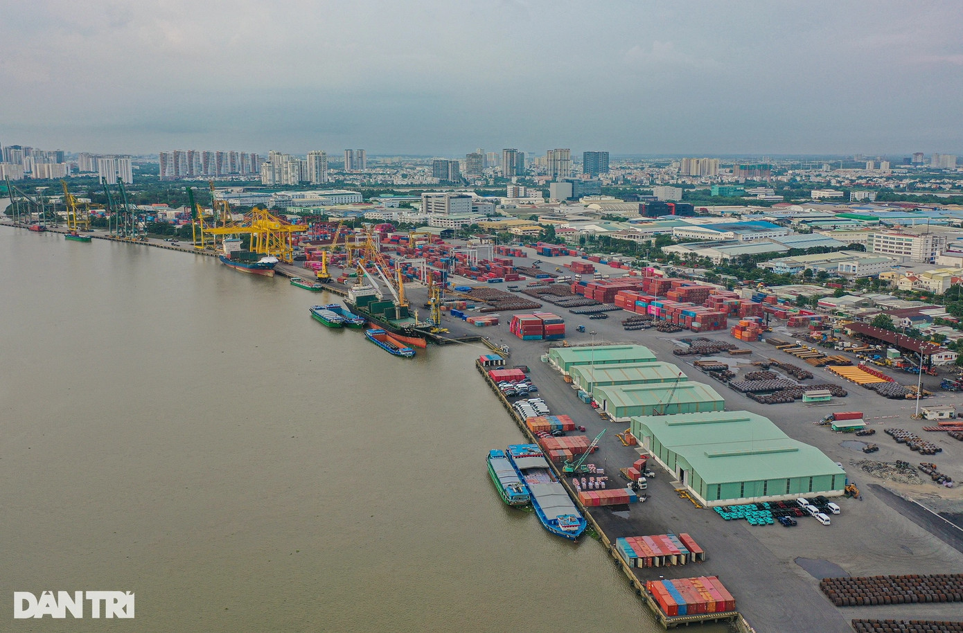 Đầu còn lại của cầu Thủ Thiêm 4 là khu vực cảng Tân Thuận, hiện đây là cảng hàng hóa với nhiều tàu hàng ra vào, container chất đầy cảng. Xung quanh đó là khu vực nhà dân, xa ra phía ngoài là kết nối vào mạng lưới giao thông như đường Huỳnh Tấn Phát, đường Nguyễn Văn Linh.