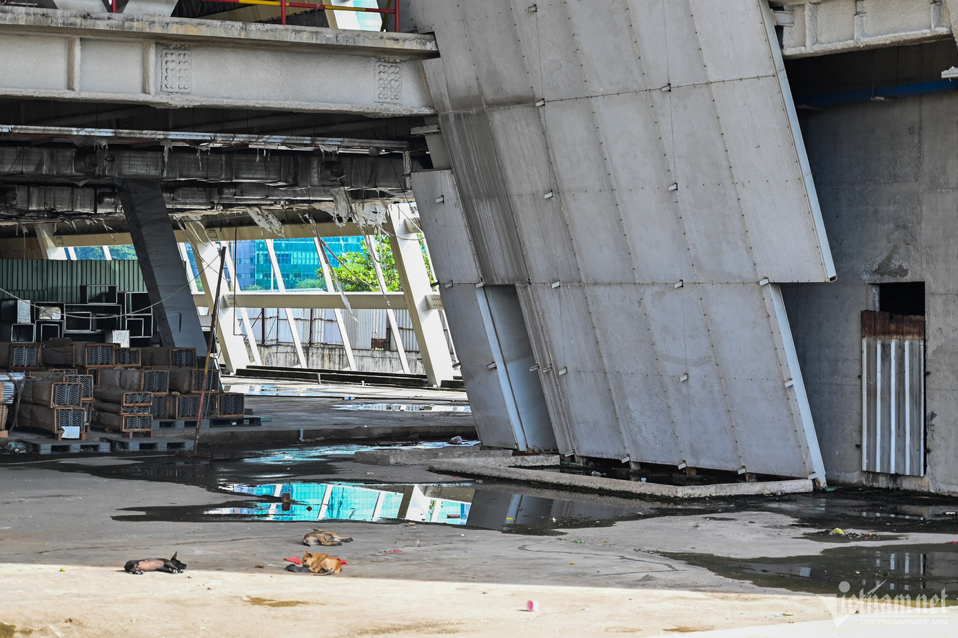 Các máy móc, nhà tạm vẫn để nguyên như 4 năm trước. Nhiều vật liệu xây dựng, ống thông gió ngổn ngang, cạnh đó là hệ thống thang máy chưa được hoàn thiện.