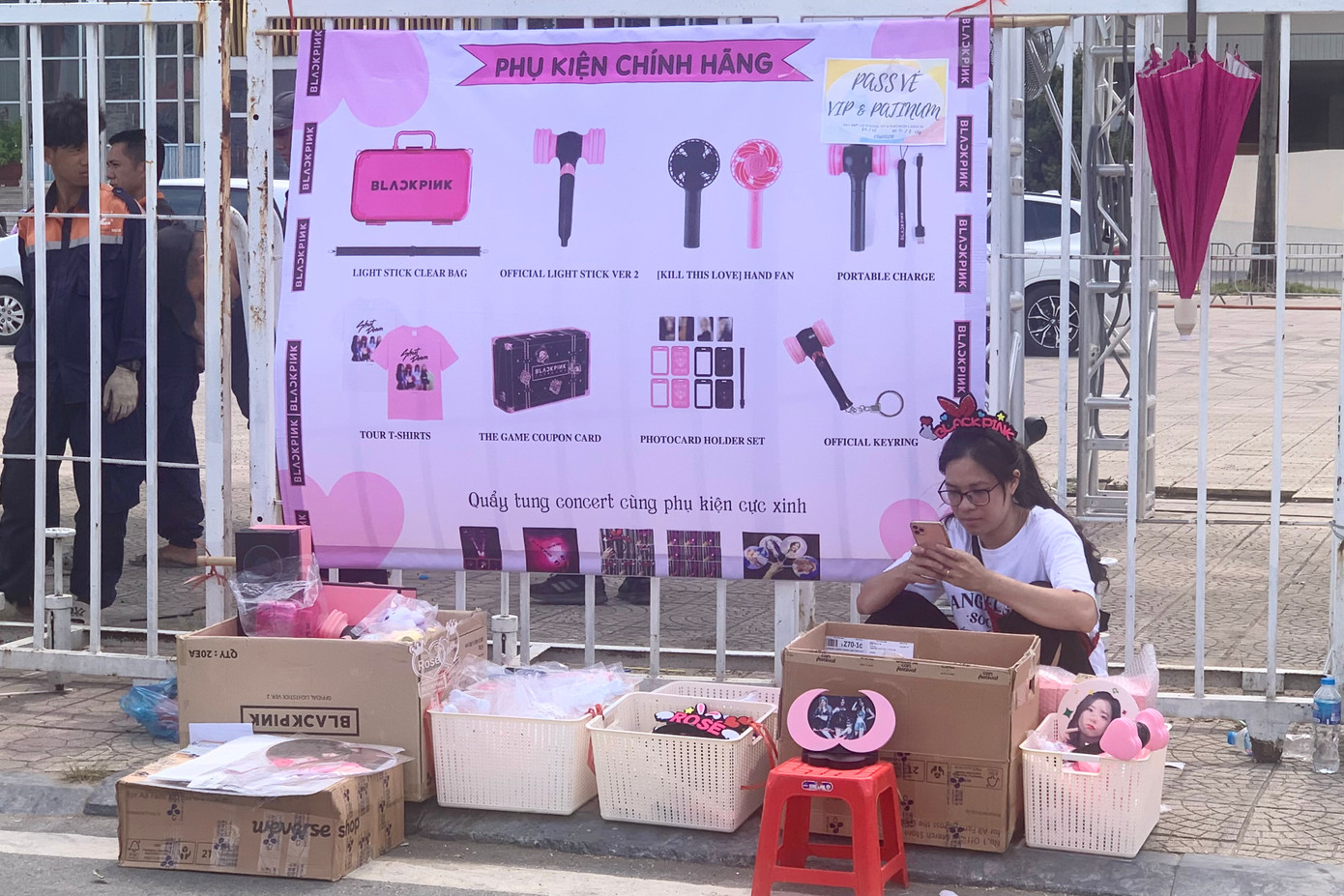 Bên cạnh đó, các quầy hàng bán phụ kiện liên quan đến đêm nhạc, nhóm nhạc Blackpink cũng được bày bán tại đây.