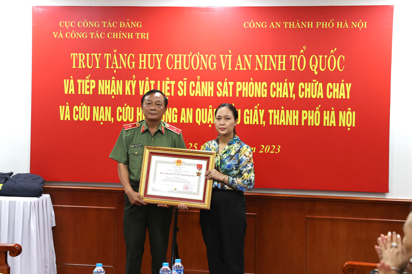 Thừa ủy quyền, Thiếu tướng Đặng Ngọc Bách trao Huy chương Vì an ninh Tổ quốc đến thân nhân, gia đình Liệt sĩ Đặng Anh Quân. Thừa ủy quyền, Thiếu tướng Đặng Ngọc Bách trao Huy chương Vì an ninh Tổ quốc đến thân nhân, gia đình Liệt sĩ Đặng Anh Quân.