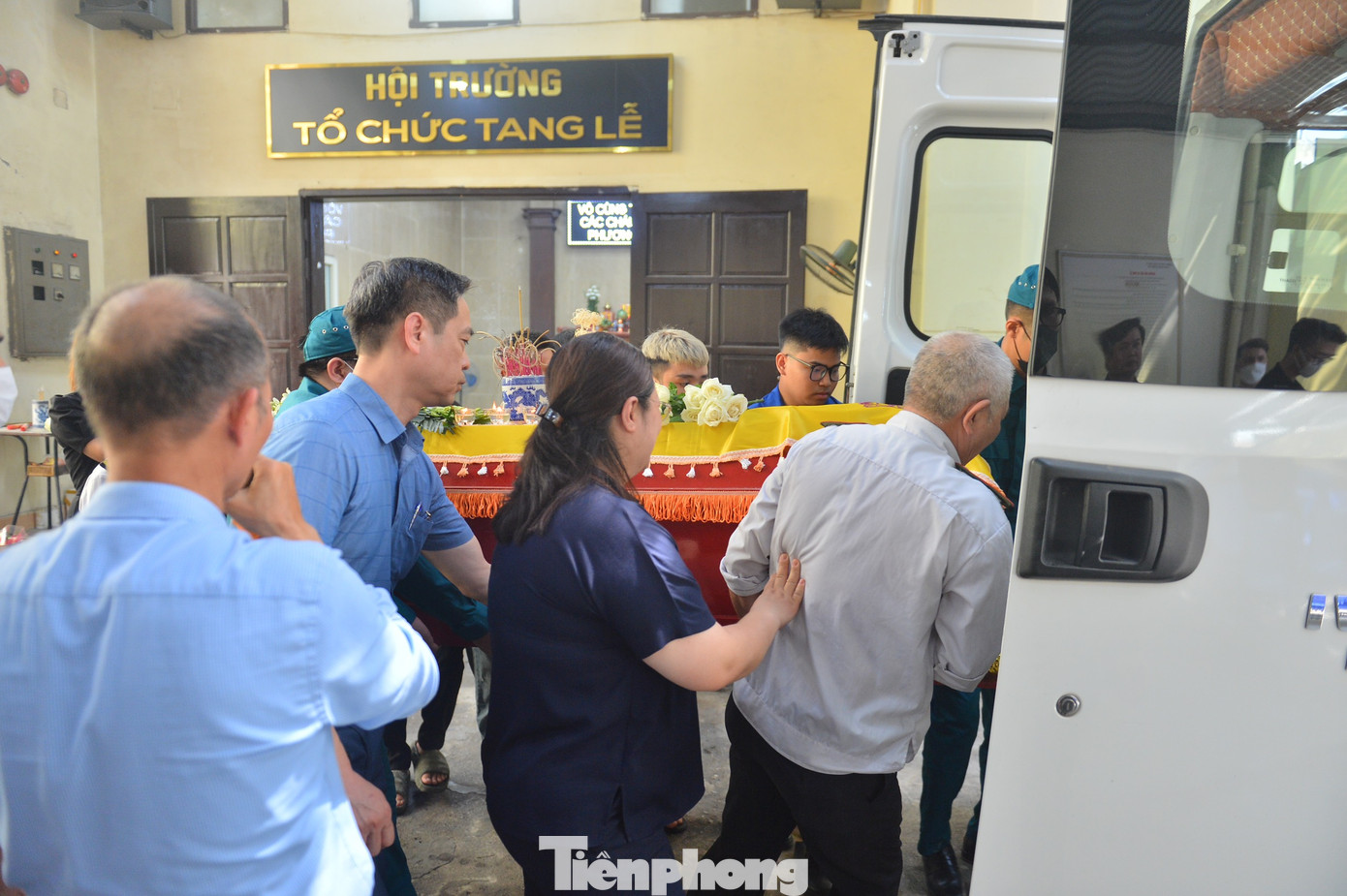 Cảnh "Người đầu bạc tiễn kẻ đầu xanh".