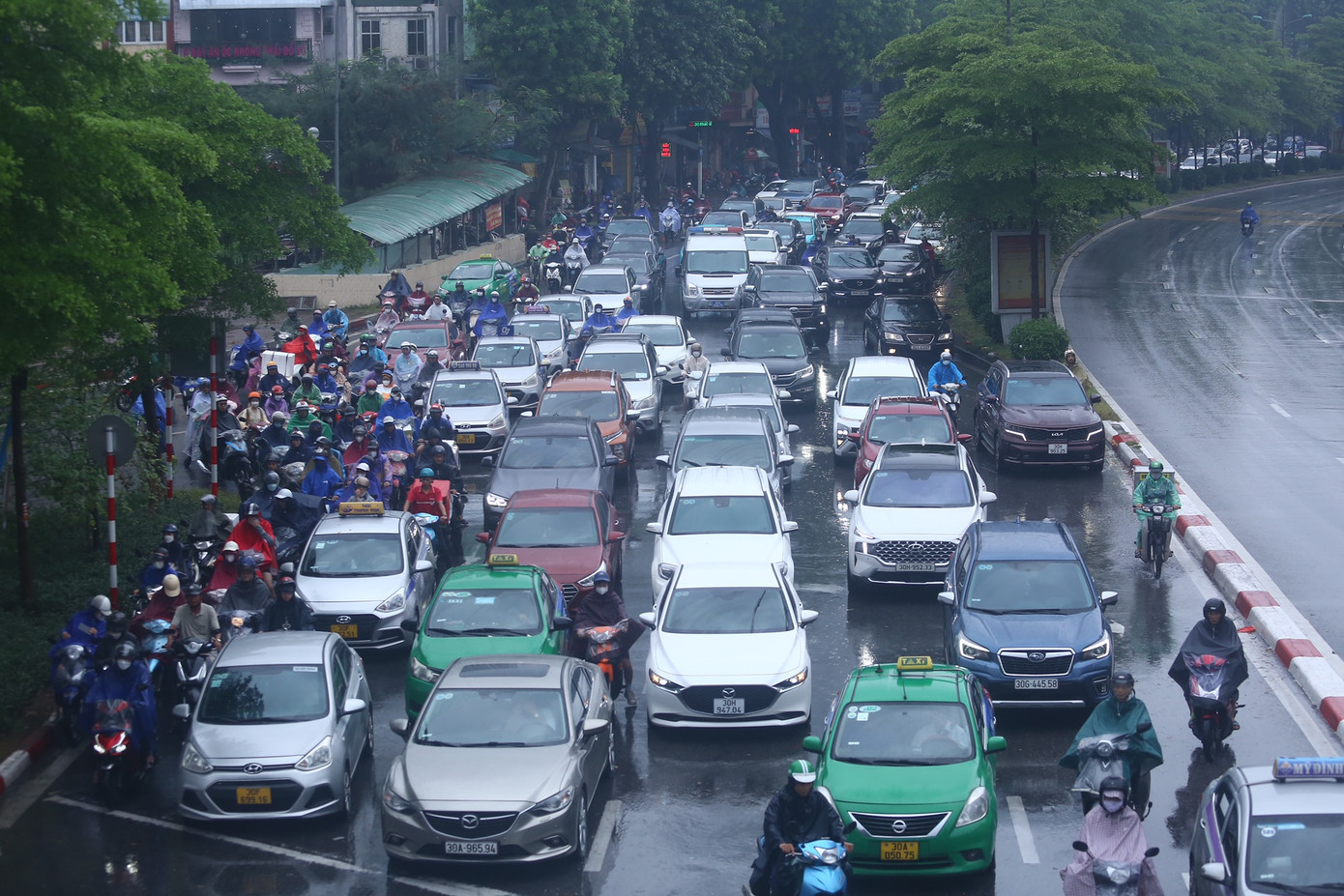 Đến 9h sáng nay (19/7), tình trạng ùn tắc vẫn còn diễn ra tại đường Láng.