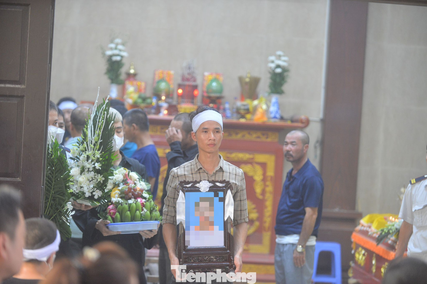 Người thân cầm di ảnh các nạn nhân, tiễn biệt lần cuối.