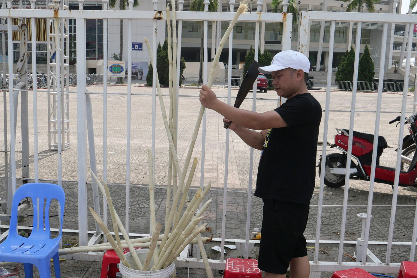 Mía liên tục được tiếp ứng.