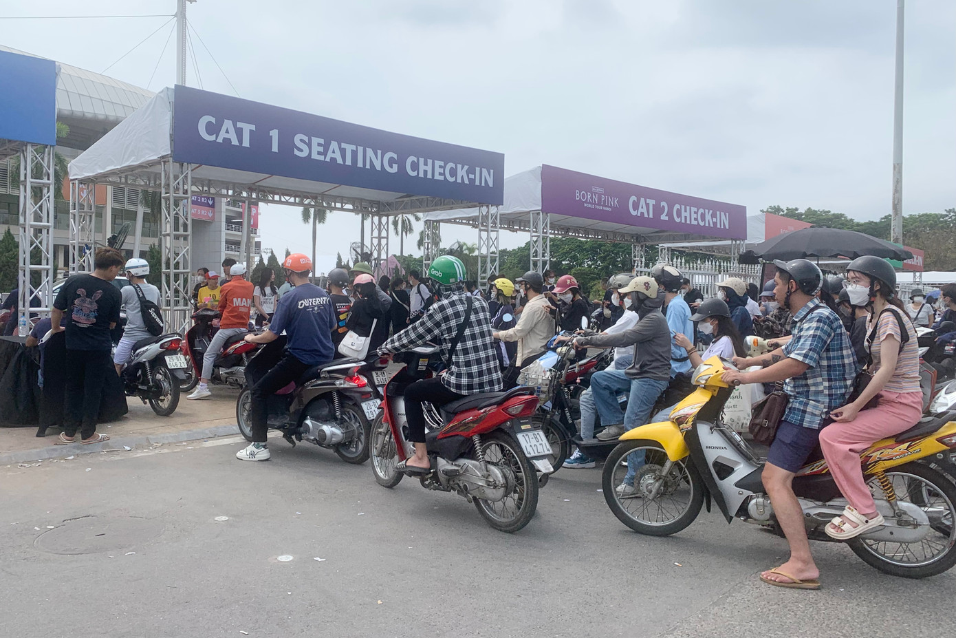 Khu vực sân trước được tận dụng làm nơi để xe cho người dân đến đổi vòng, mất khoảng 15-20 phút để có thể vào trong.