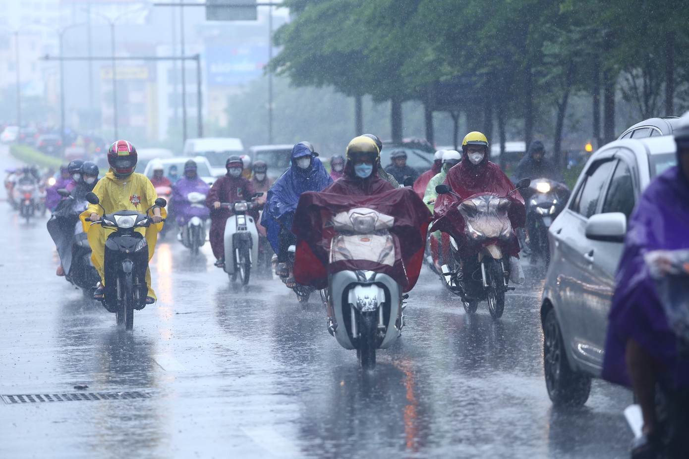 Theo dự báo thời tiết ngày 19/7, do ảnh hưởng hoàn lưu cơn bão số 1 (Talim), khu vực Hà Nội nhiều mây, do ảnh hưởng của đới gió Đông Nam đưa ẩm từ biển vào đất liền nên thường xuyên xuất hiện những cơn mưa rào và có lúc còn kèm theo giông. Cụ thể hôm nay, thời tiết tại thủ đô Hà Nội trong khoảng từ 7-19h, nhiều mây, có lúc có mưa rào và giông. Gió đông nam cấp 2-3. Nhiệt độ cao nhất: 29-31 độ. Độ ẩm trung bình: 80-85%. Khả năng mưa: 70-80%.