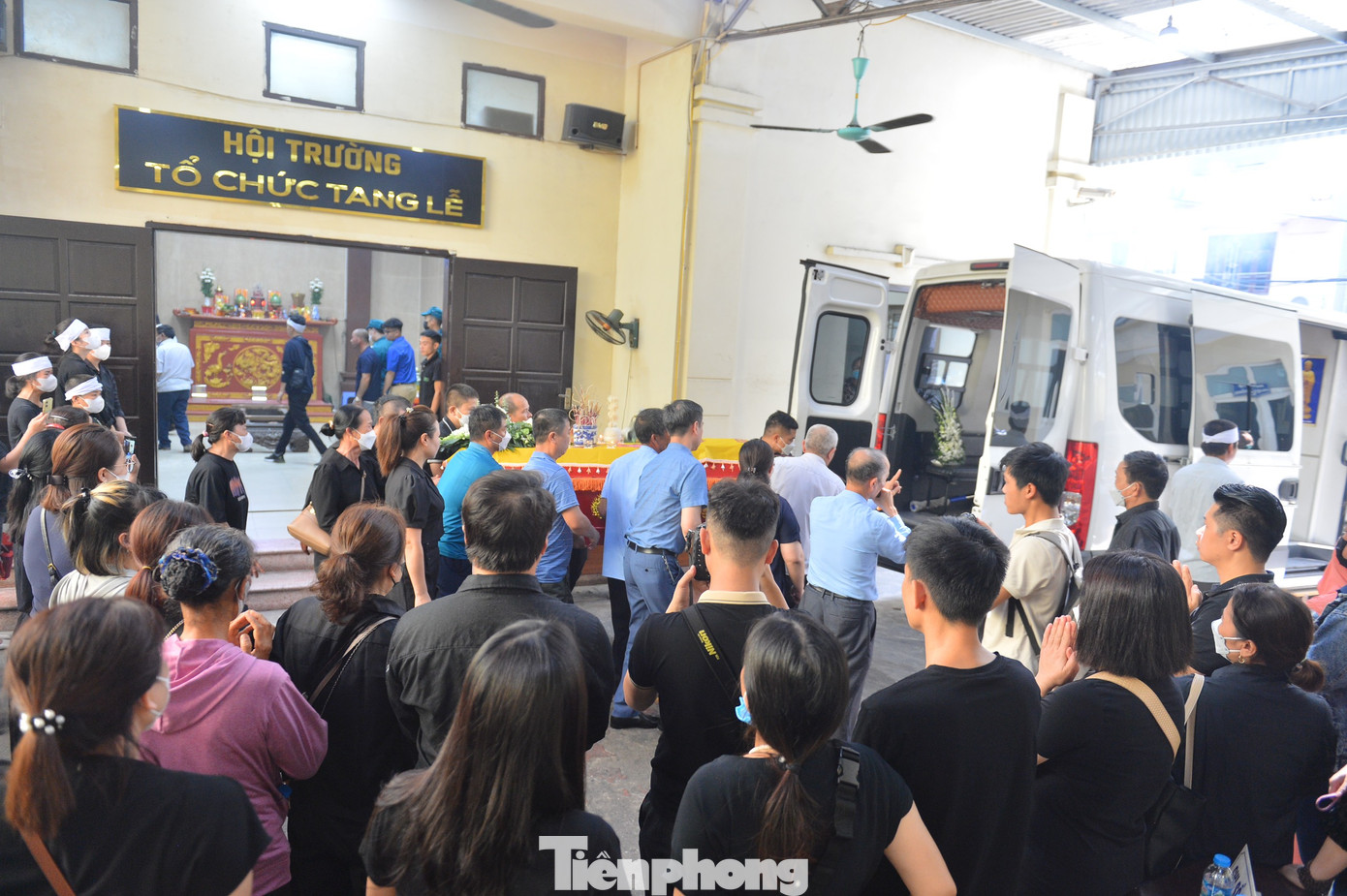 Gần 10 giờ, linh cữu các nạn nhân lần lượt được đưa lên xe rời khỏi nhà tang lễ.