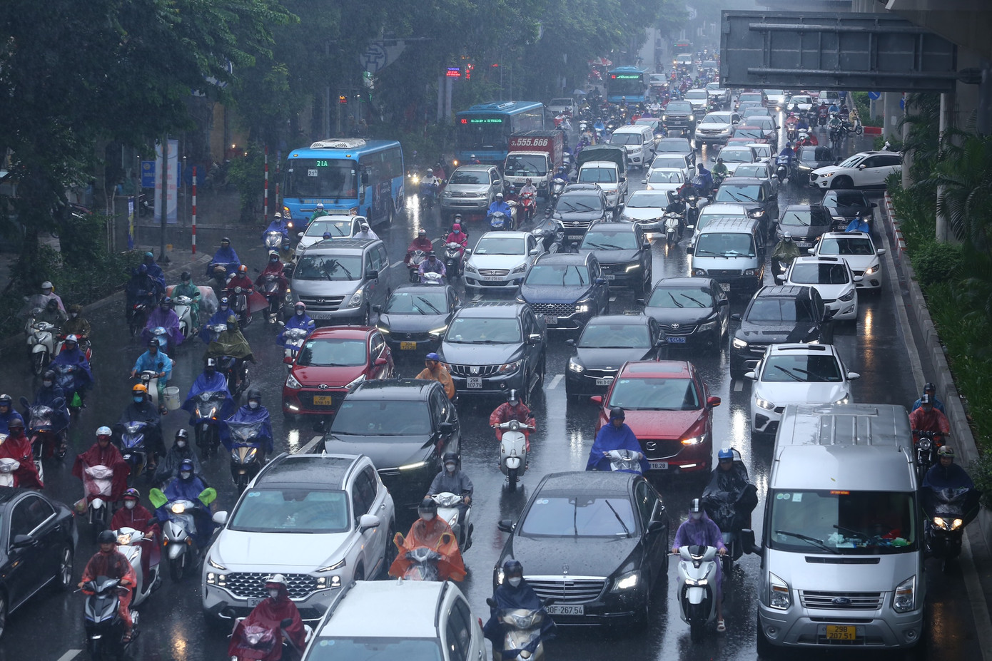 Sau giờ cao điểm, tình trạng ùn tắc vẫn còn kéo dài trên tuyến đường này.