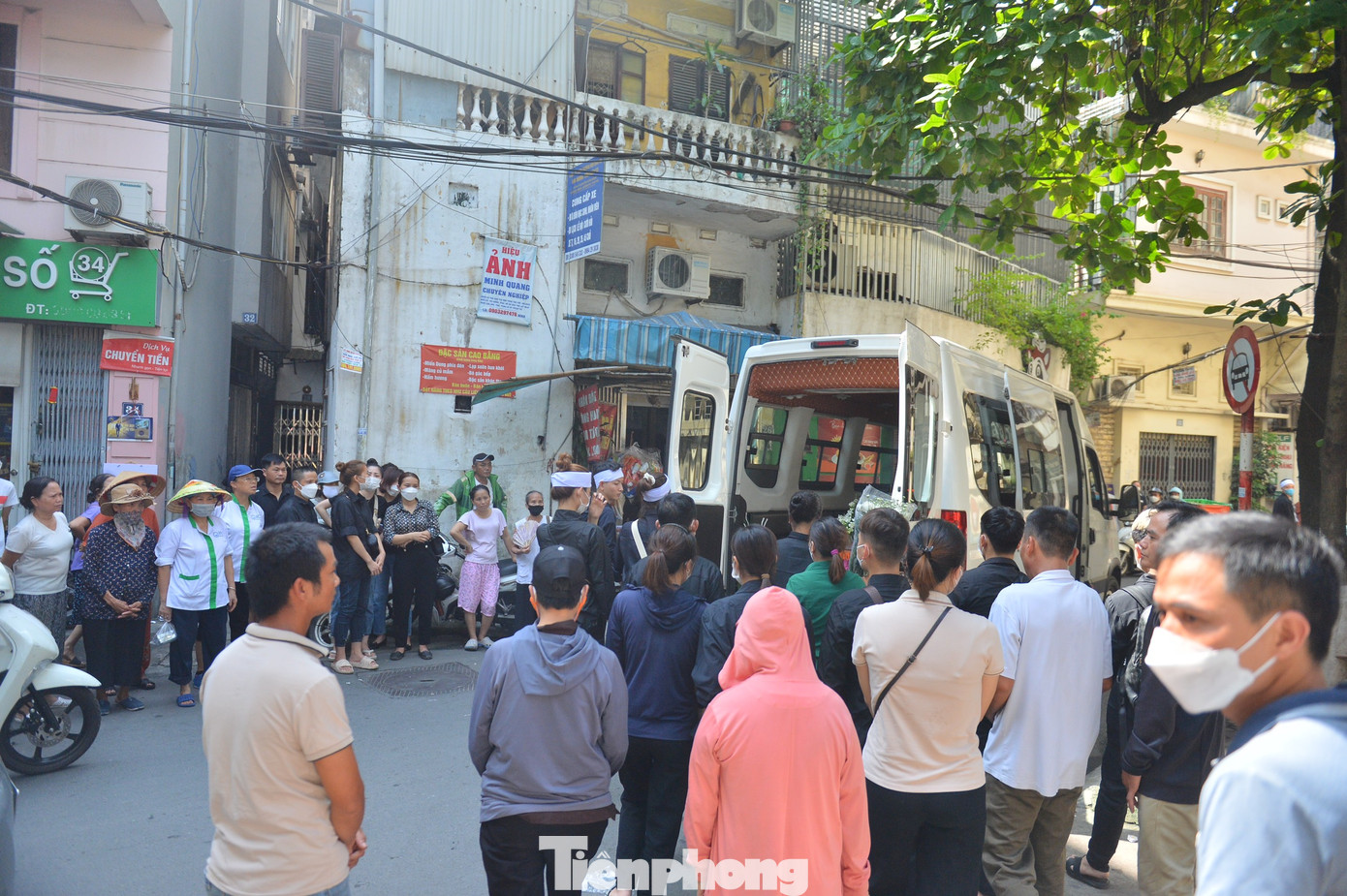 Dòng người xúc động, gạt nước mắt đưa các nạn nhân rời khỏi nhà tang lễ, về nơi an nghỉ cuối cùng.