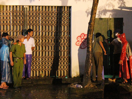 Khuya 29/7, trời mưa khá to nhưng cảnh sát vẫn có mặt để bảo vệ hiện trường