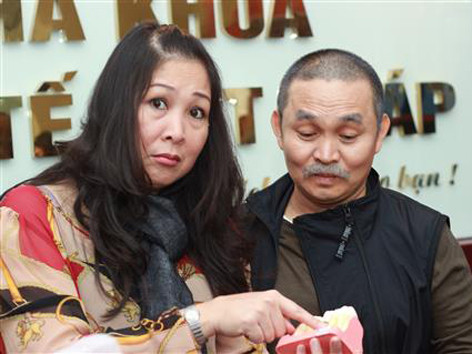 NSƯT Hồng Vân và Xuân Hinh trong một tiểu phẩm hài