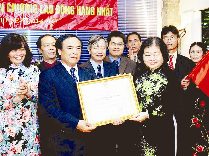 Ngày 11/6/2007, tại Giơnevơ ( Thụy Sĩ ), Phó Chủ tịch nước Trương Mỹ Hoa đã thay mặt Đảng và Nhà nước trao Huân chương Lao động hạng Nhất cho Phái đoàn đại diện thường trực nước ta bên cạnh Liên Hợp Quốc và các tổ chức quốc tế khác tại Giơnevơ và trao tặng Huân chương Lao động hạng nhì cho Đại sứ, Trưởng Phái đoàn đại diện Ngô Quang Xuân vì đã có thành tích xuất sắc trong việc đàm phán Việt Nam gia nhập Tổ chức Thương mại thế giới (WTO). Ảnh: Nhan Sáng - TTXVN