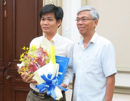 Phó Chủ tịch UBND TPHCM Võ Văn Hoan trao quyết định bổ nhiệm cho ông Lê Văn Dũng TPHCM bổ nhiệm 'nữ tướng' quản lý vận hành tuyến metro số 1 ảnh 2