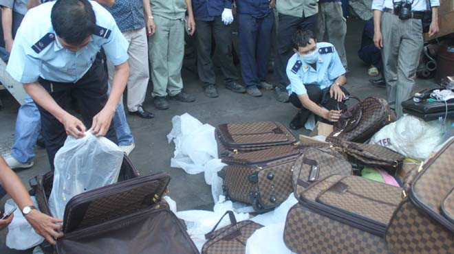 Cục Điều tra chống buôn lậu hải quan tiêu hủy hàng ngàn sản phẩm giả hàng hiệu - Ảnh: Lê Sơn