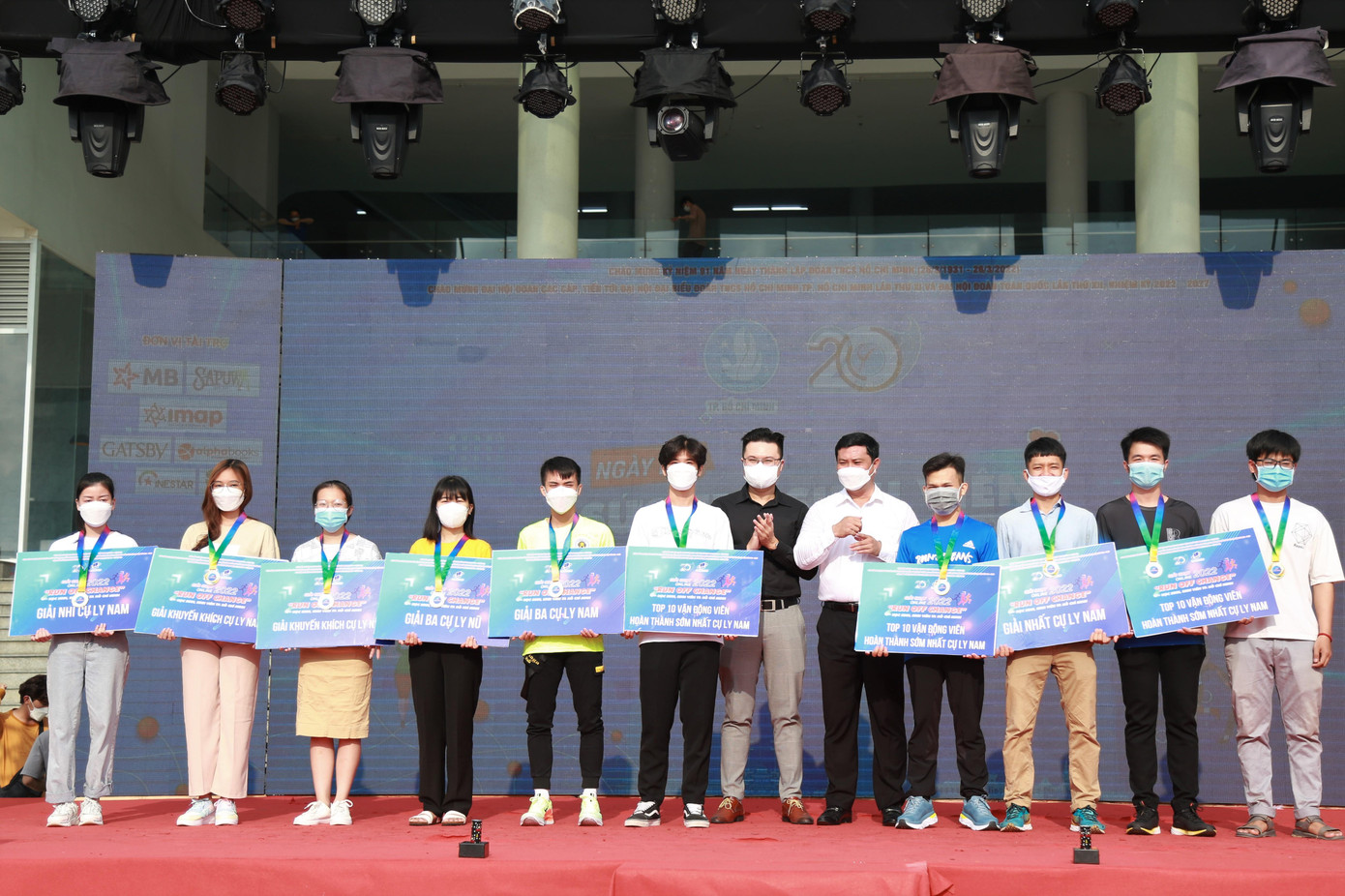 Trong khuôn khổ ngày hội, Ban tổ chức đã trao thưởng cho các bạn tham gia Giải chạy bộ trực tuyến học sinh sinh viên "Run for change" 2022 - Ảnh: Ngô Tùng