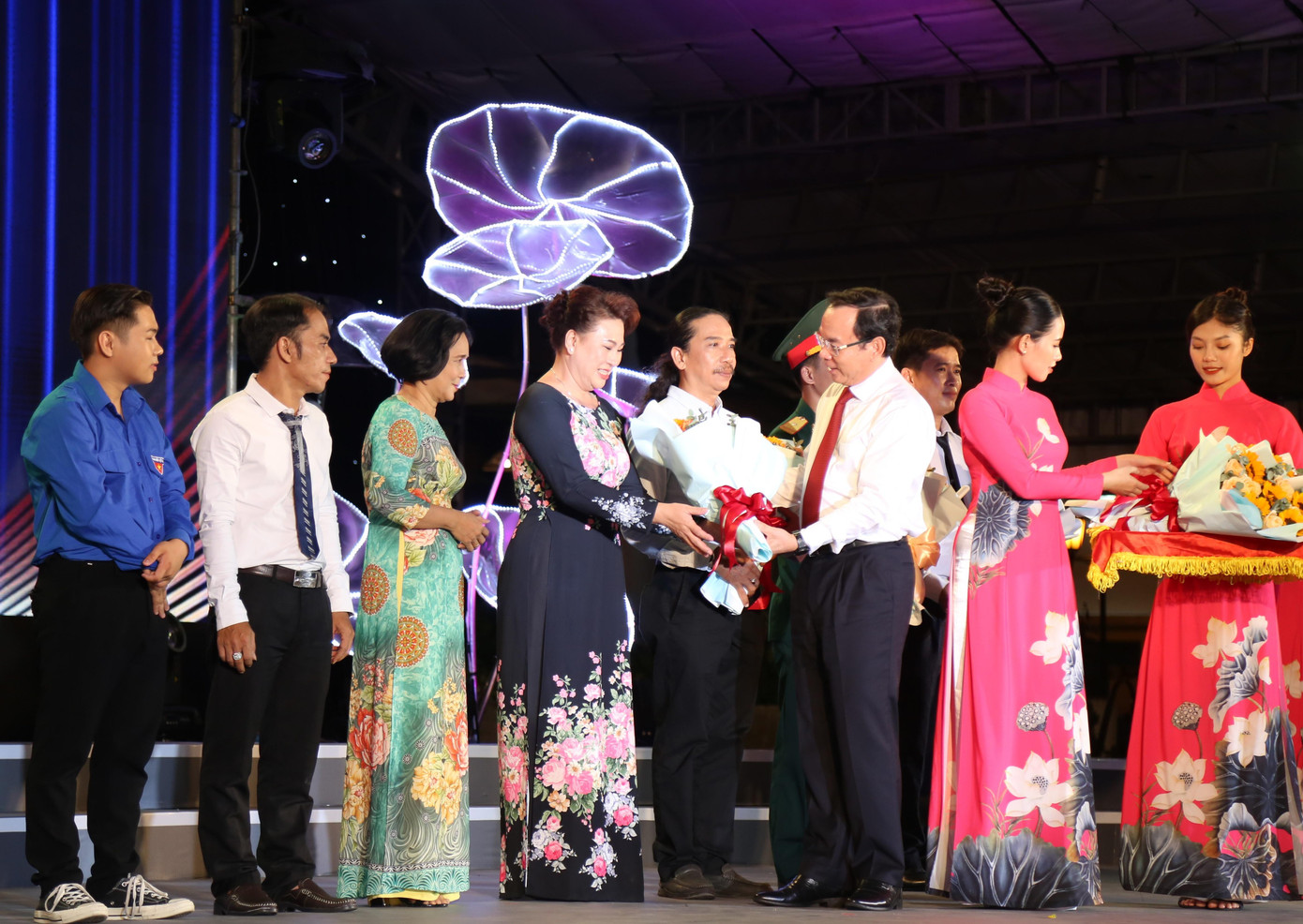 Bí thư Thành ủy TPHCM Nguyễn Văn Nên trao hoa cám ơn các gương tiêu biểu tham gia giao lưu tại chương trình. Ảnh: Ngô Tùng Bí thư Thành ủy TPHCM Nguyễn Văn Nên trao hoa cám ơn các gương tiêu biểu tham gia giao lưu tại chương trình. Ảnh: Ngô Tùng