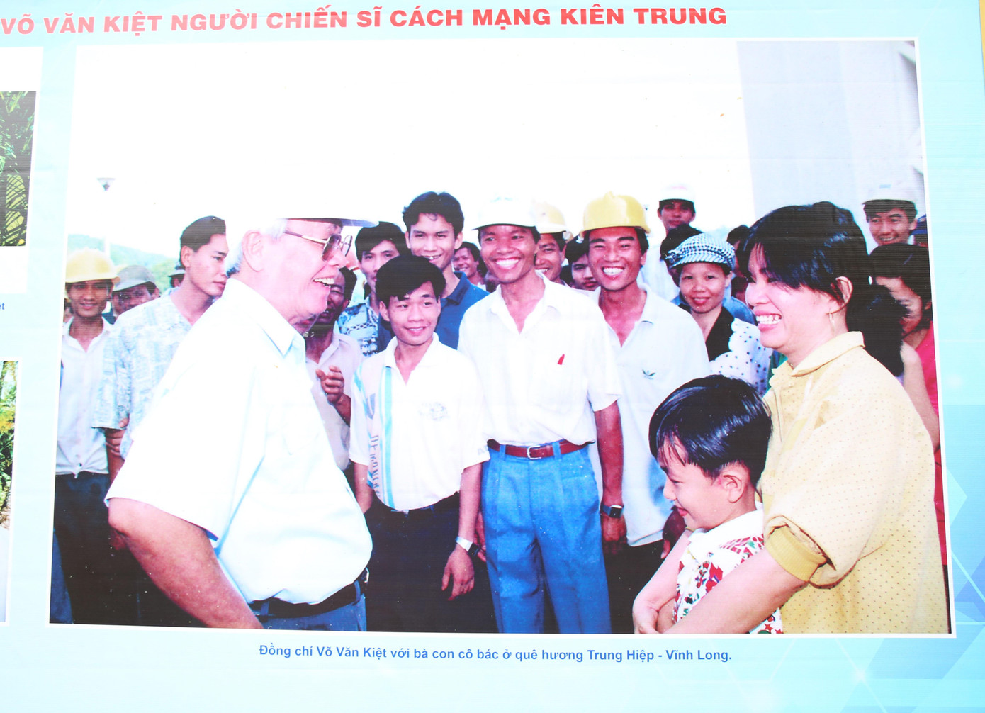 Với tính cách sâu sát thực tế, dám nghĩ, dám làm, dám chịu trách nhiệm, sẵn sàng dấn thân cho cái mới, cố Thủ tướng Võ Văn Kiệt là người chỉ đạo thực hiện nhiều dự án quan trọng như Thủy điện Trị An, công trình thủy lợi kênh T5 đưa nước lũ thoát ra biển Tây, khai phá Đồng Tháp Mười và tứ giác Long Xuyên, ngọt hóa bán đảo Cà Mau, công trình đường dây tải điện 500KV Bắc – Nam, đường Hồ Chí Minh, Nhà máy lọc dầu Dung Quất, xây dựng Khu Công nghệ cao Hòa Lạc, Đại học Quốc gia TP.HCM... góp phần xây dựng và phát triển kinh tế - văn hóa - xã hội của đất nước, đồng thời thể hiện tầm nhìn, trí tuệ của một nhà lãnh đạo xuất sắc. Trong ảnh: Thủ tướng Võ Văn Kiệt trong một lần về thăm quê nhà Vĩnh Long. Với tính cách sâu sát thực tế, dám nghĩ, dám làm, dám chịu trách nhiệm, sẵn sàng dấn thân cho cái mới, cố Thủ tướng Võ Văn Kiệt là người chỉ đạo thực hiện nhiều dự án quan trọng như Thủy điện Trị An, công trình thủy lợi kênh T5 đưa nước lũ thoát ra biển Tây, khai phá Đồng Tháp Mười và tứ giác Long Xuyên, ngọt hóa bán đảo Cà Mau, công trình đường dây tải điện 500KV Bắc – Nam, đường Hồ Chí Minh, Nhà máy lọc dầu Dung Quất, xây dựng Khu Công nghệ cao Hòa Lạc, Đại học Quốc gia TP.HCM... góp phần xây dựng và phát triển kinh tế - văn hóa - xã hội của đất nước, đồng thời thể hiện tầm nhìn, trí tuệ của một nhà lãnh đạo xuất sắc. Trong ảnh: Thủ tướng Võ Văn Kiệt trong một lần về thăm quê nhà Vĩnh Long.