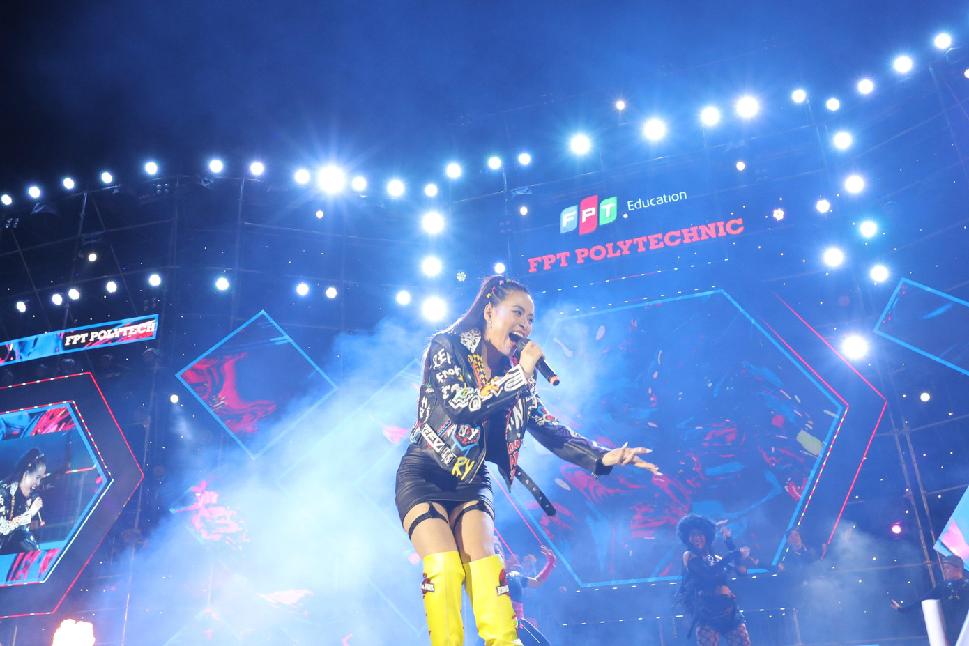 Trong chương trình, Hoàng Thùy Linh trực tiếp gửi tặng các album gồm các single nổi bật của mình.