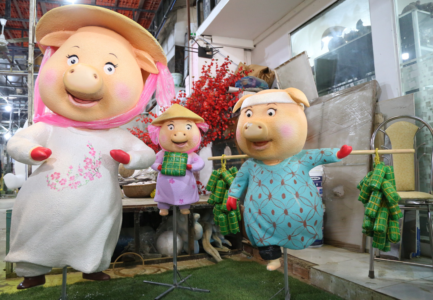 Ngoài 32 chú mèo trong dàn linh vật, Đường hoa Nguyễn Huệ năm nay còn có sự xuất hiện đại cảnh quy tụ tất cả các linh vật góp mặt tại đường hoa qua các năm, như heo, trâu, gà...