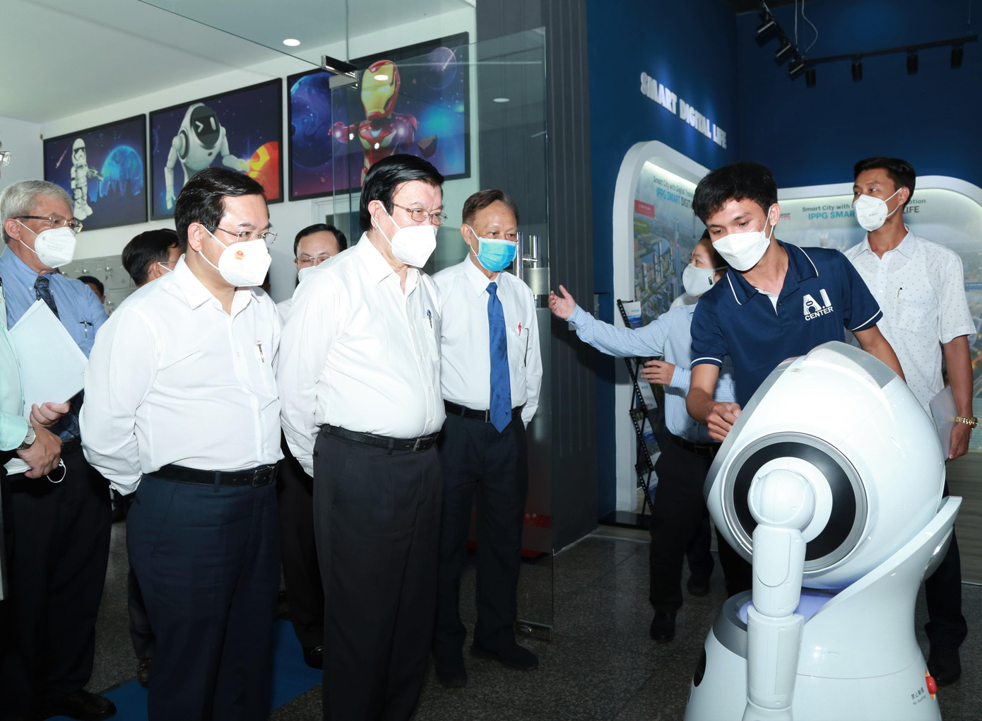 Nguyên Chủ tịch nước Trương Tấn Sang đến thăm không gian đổi mới sáng tạo và trí tuệ nhân tạo thuộc Khu Công nghệ phần mềm. Trong ảnh: Nguyên Chủ tịch nước tham quan, nghe giới thiệu về hoạt động ứng dụng công nghệ trí tuệ nhân tạo (AI).