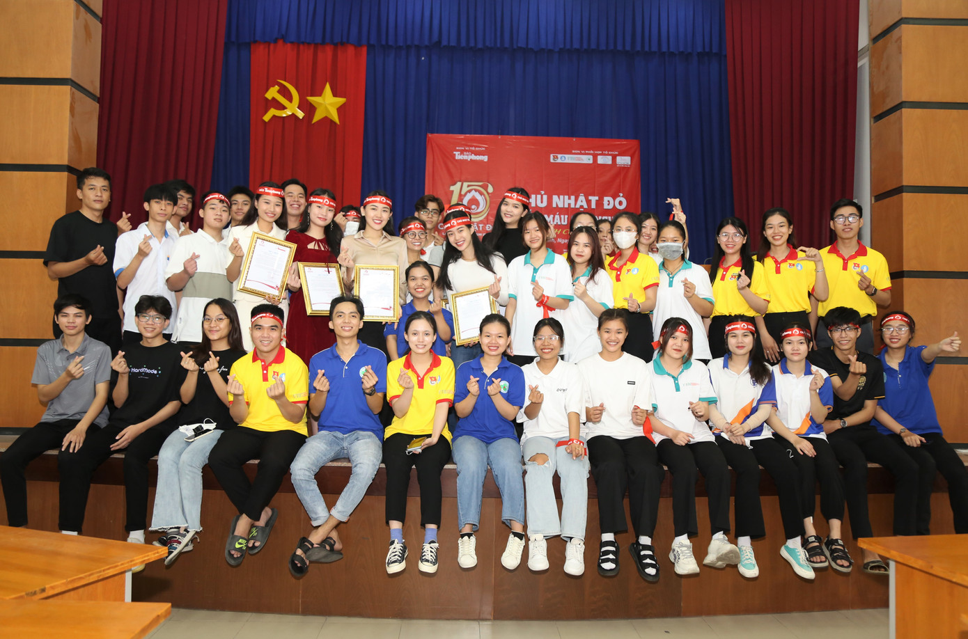 Với sự tham gia nhiệt tình của các bạn sinh viên trường, Ban tổ chức đã tiếp nhận gần 160 đơn vị máu tại ngày hội.