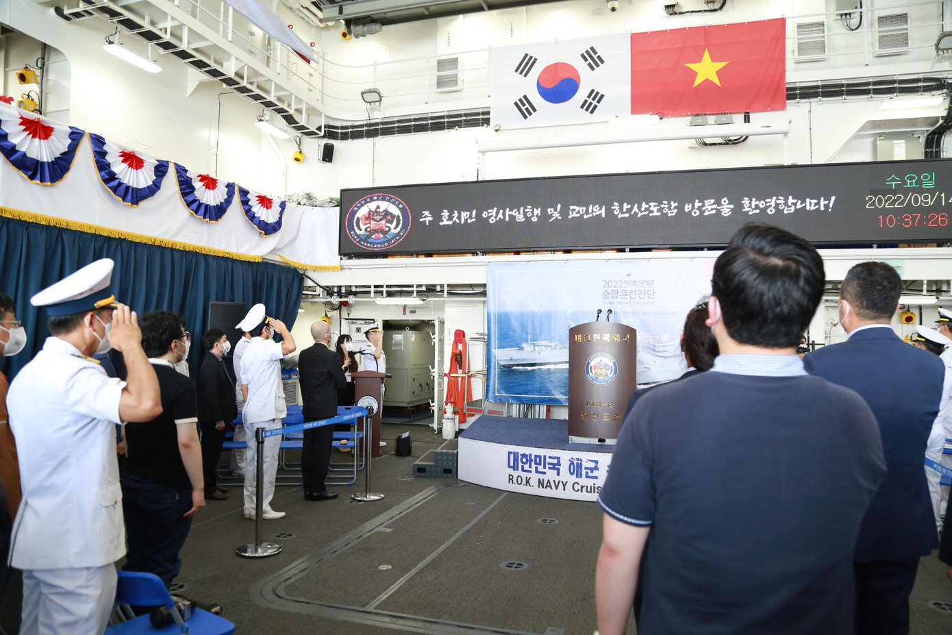 Nghi thức chào cờ hai nước Việt Nam - Hàn Quốc tại buổi gặp gỡ.