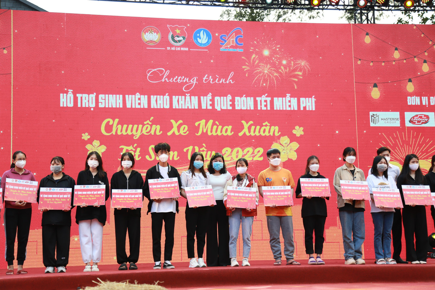 Ban tổ chức chương trình trao tượng trưng các vé xe cho sinh viên.