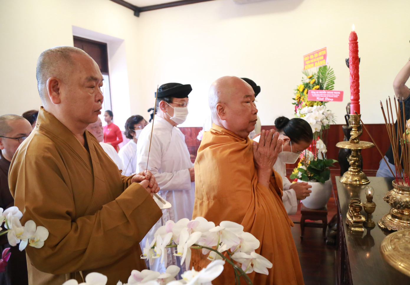 Đại biểu nhân sĩ trí thức, chức sắc tôn giáo dâng hương Chủ tịch Hồ Chí Minh. Đại biểu nhân sĩ trí thức, chức sắc tôn giáo dâng hương Chủ tịch Hồ Chí Minh.