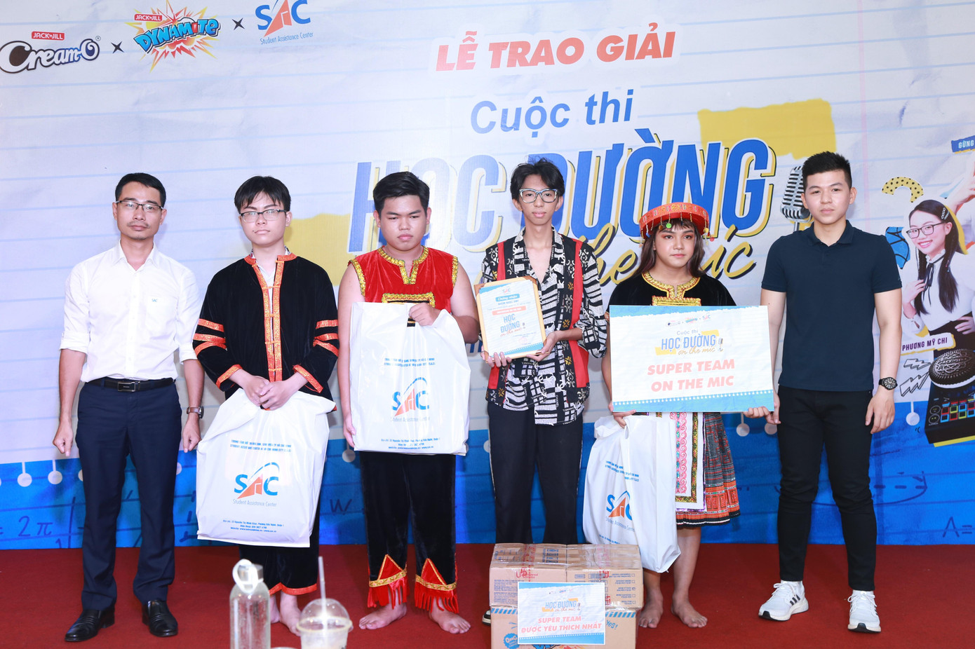 Các em học sinh thuộc Trung tâm Giáo dục nghề nghiệp - Giáo dục thường xuyên quận 12, TPHCM nhận giải với bài dự thi &quot;Tóm tắt vợ chồng A Phủ gen Z&quot;.