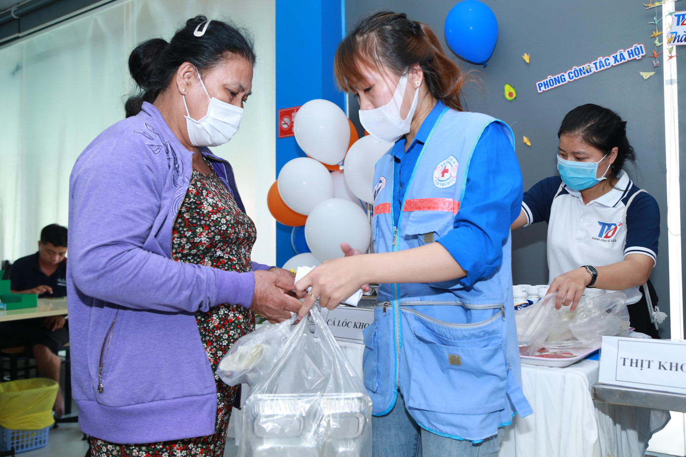 Bạn Đoàn Thị Thùy Trinh, sinh viên khoa Công tác xã hội, Trường Đại học Lao động xã hội cơ sở 2 (TPHCM) cho biết bản thân đã tham gia nhiều hoạt động hỗ trợ tại trường, riêng hôm nay, bạn đã có thể trực tiếp hỗ trợ những bệnh nhân tại bệnh viện. “Được góp sức trong chương trình ý nghĩa này, mình thấy thật vui. Mình muốn lan tỏa niềm vui, hạnh phúc này đến với mọi người”, Thùy Trinh nói. Bạn Đoàn Thị Thùy Trinh, sinh viên khoa Công tác xã hội, Trường Đại học Lao động xã hội cơ sở 2 (TPHCM) cho biết bản thân đã tham gia nhiều hoạt động hỗ trợ tại trường, riêng hôm nay, bạn đã có thể trực tiếp hỗ trợ những bệnh nhân tại bệnh viện. “Được góp sức trong chương trình ý nghĩa này, mình thấy thật vui. Mình muốn lan tỏa niềm vui, hạnh phúc này đến với mọi người”, Thùy Trinh nói.