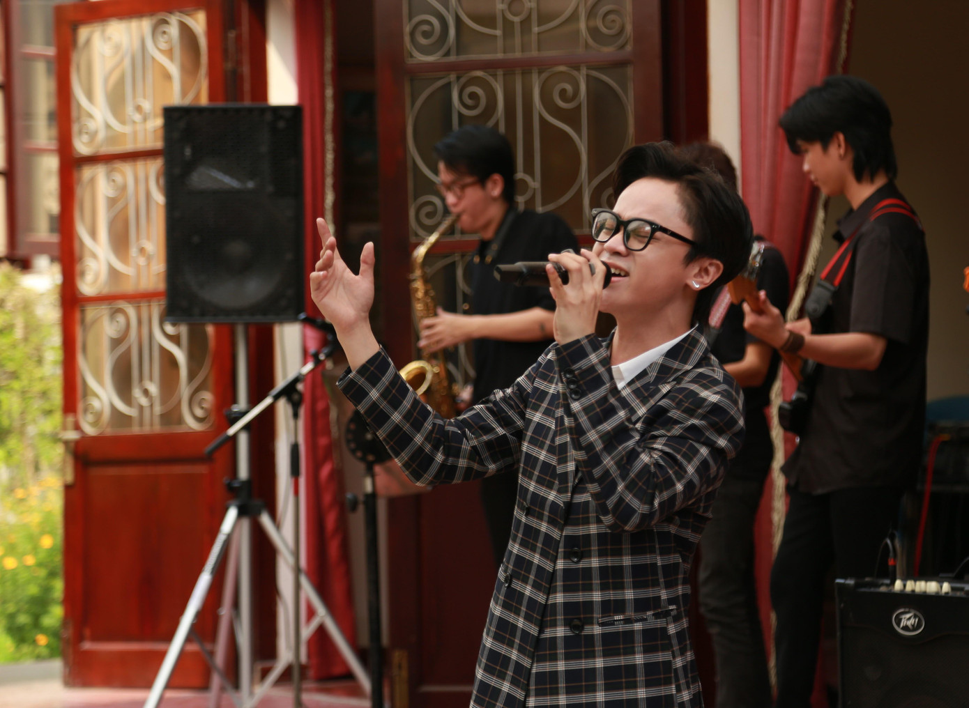 Hồ Tuấn Phúc khoe giọng ca cá tính và đầy nội lực - Ảnh: Ngô Tùng