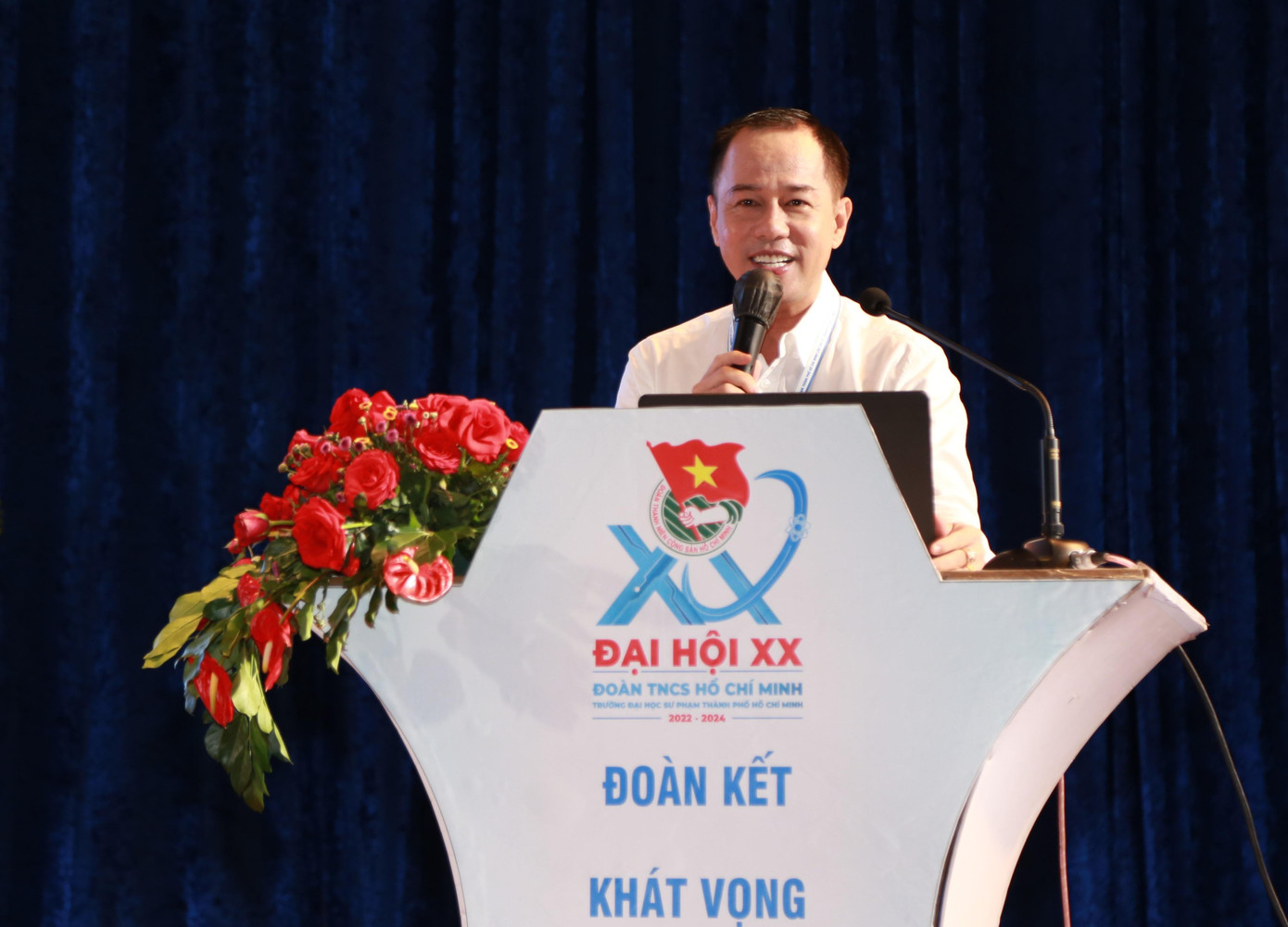 GS.TS Huỳnh Văn Sơn, Hiệu trưởng nhà trường trình bày tham luận về các giải pháp chăm sóc sức khỏe tâm thần cho người dân, thanh thiếu niên thành phố bị ảnh hưởng của dịch bệnh COVID-19. GS.TS Huỳnh Văn Sơn, Hiệu trưởng nhà trường trình bày tham luận về các giải pháp chăm sóc sức khỏe tâm thần cho người dân, thanh thiếu niên thành phố bị ảnh hưởng của dịch bệnh COVID-19.